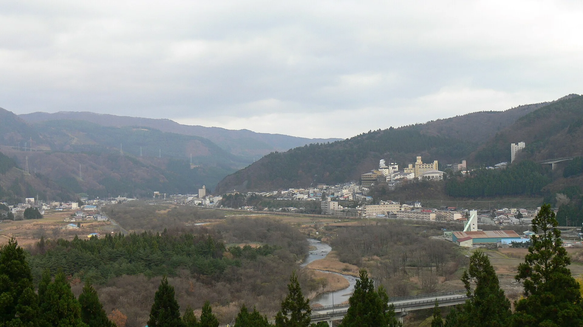 鳴子温泉郷・山間に広がる湯の町