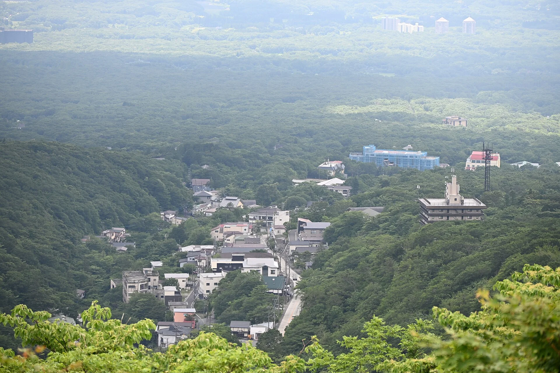 那須湯本温泉・山の懐に広がる温泉街
