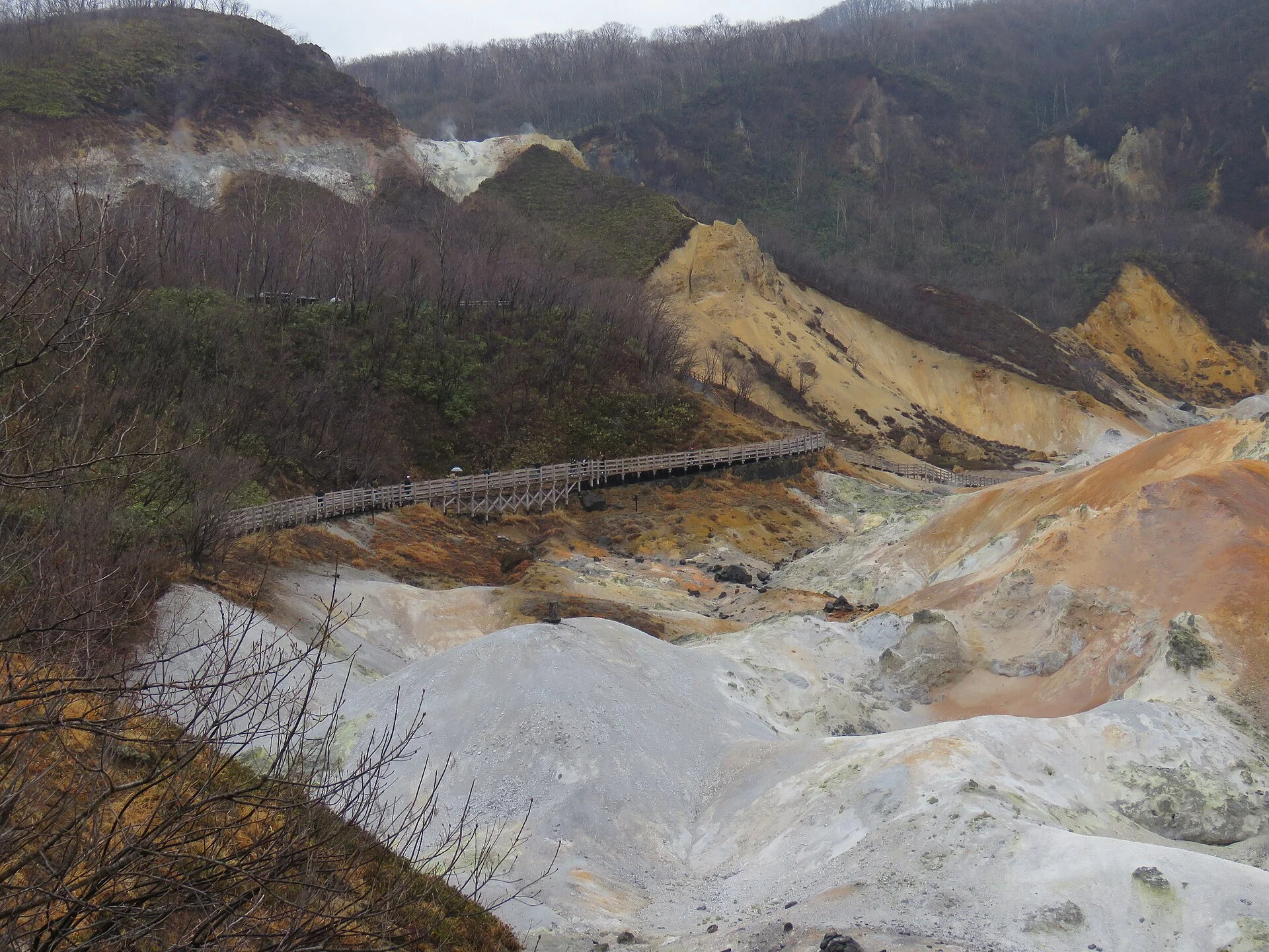 登別温泉・木道越しに望む地獄谷