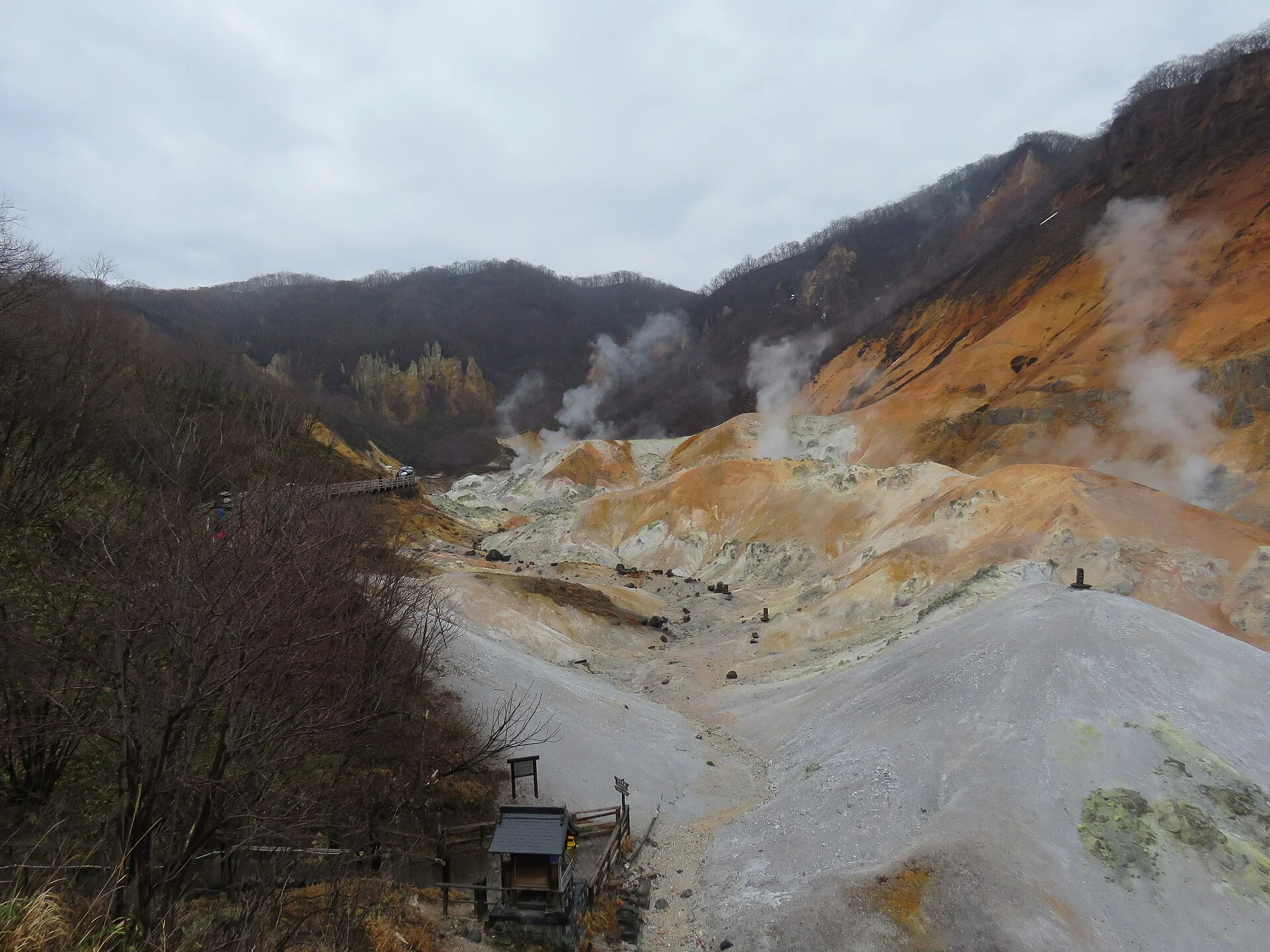 登別温泉・地獄谷の白い岩肌と山並み
