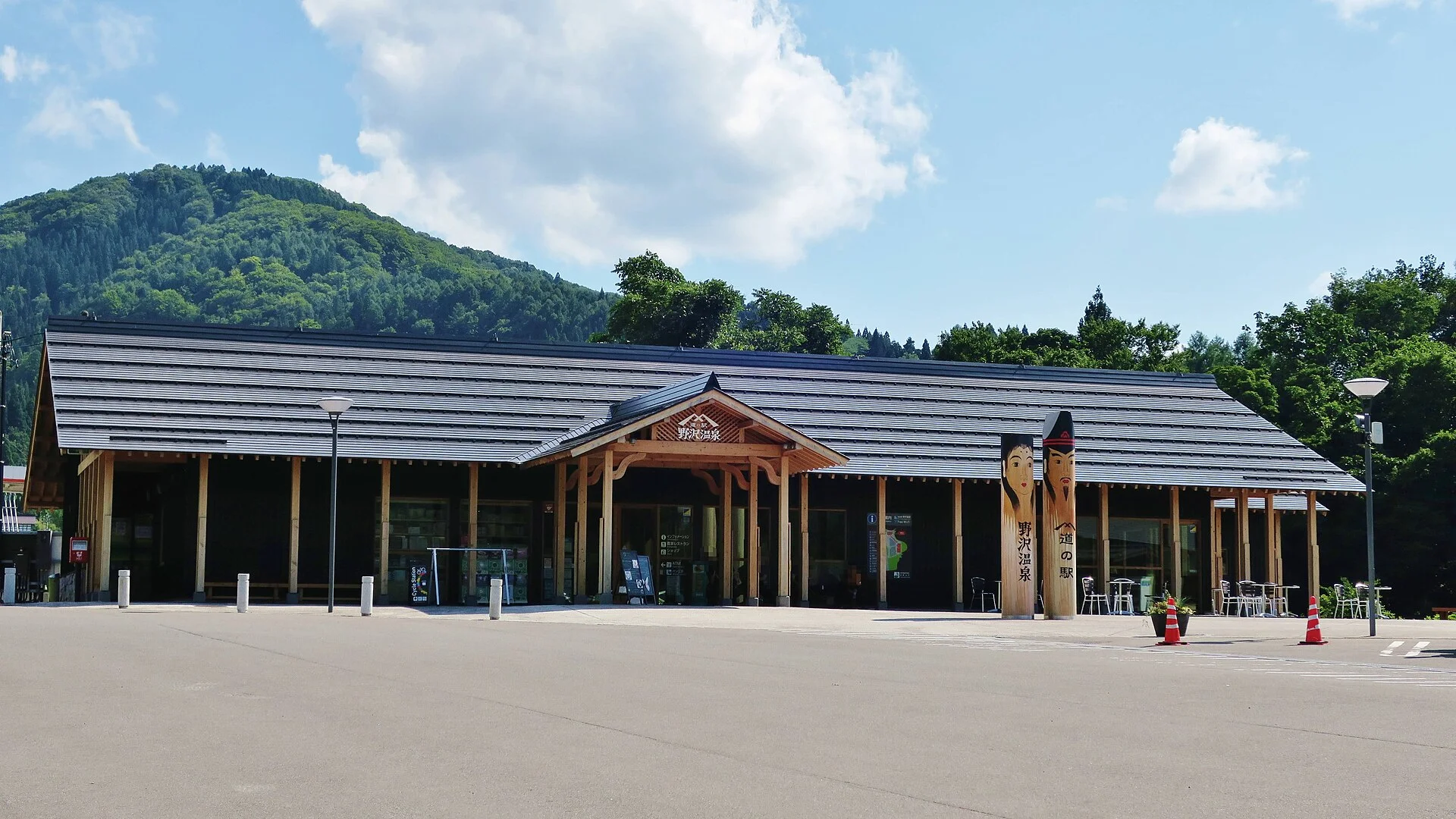 野沢温泉村・道の駅の木の建物