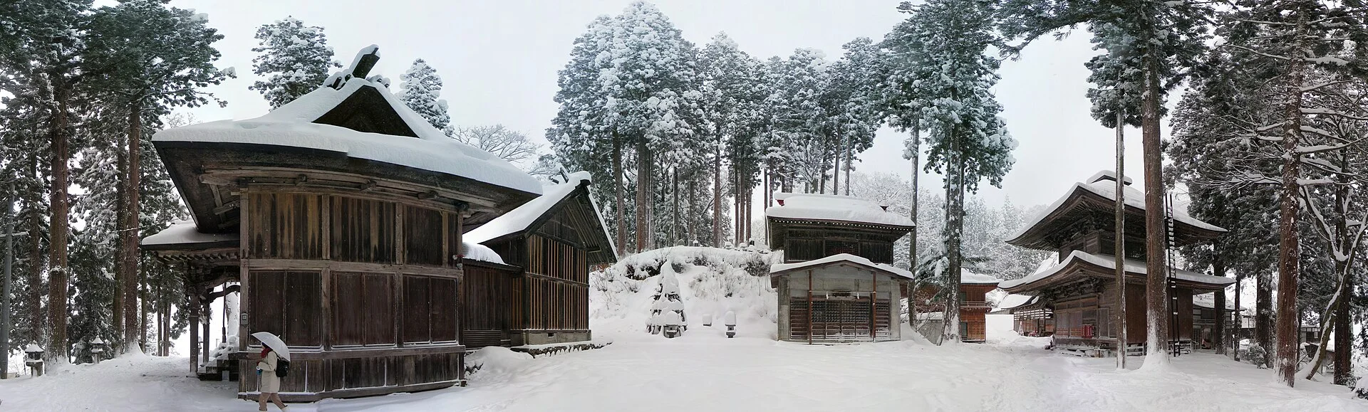 野沢温泉・雪に包まれた社の風景