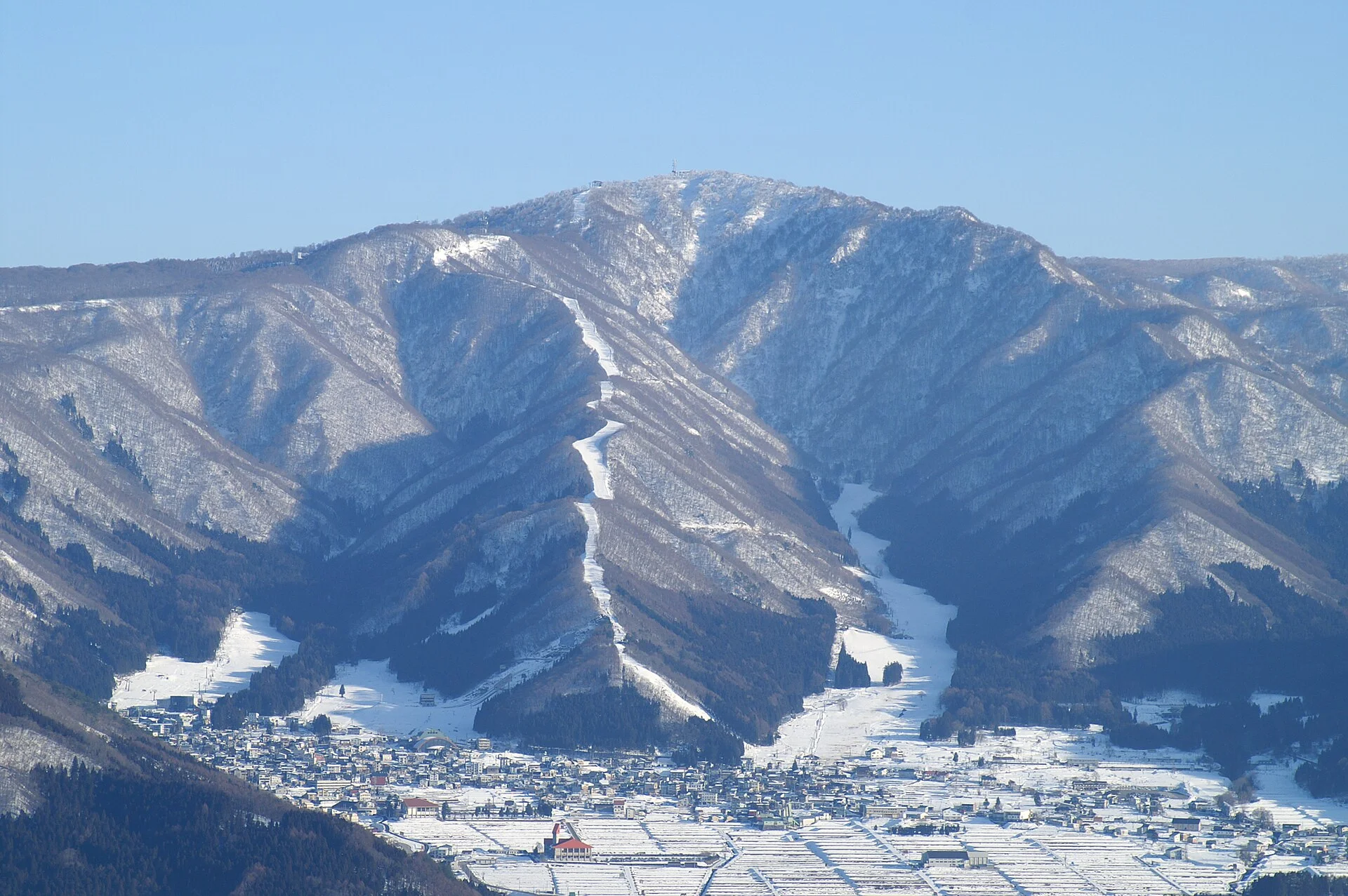 野沢温泉・毛無山とスキー場を望む