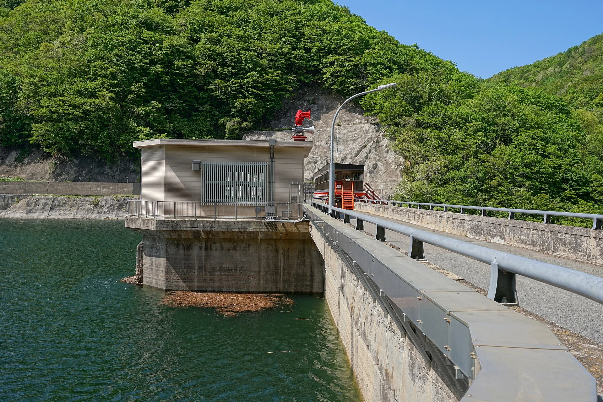 花巻温泉郷の上流・山の緑に囲まれた豊沢ダム