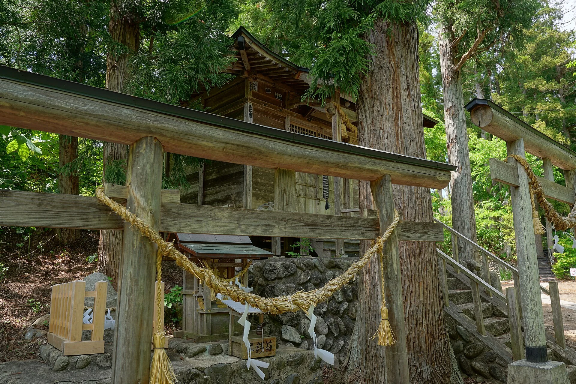 大沢温泉・木立の中の金勢神社