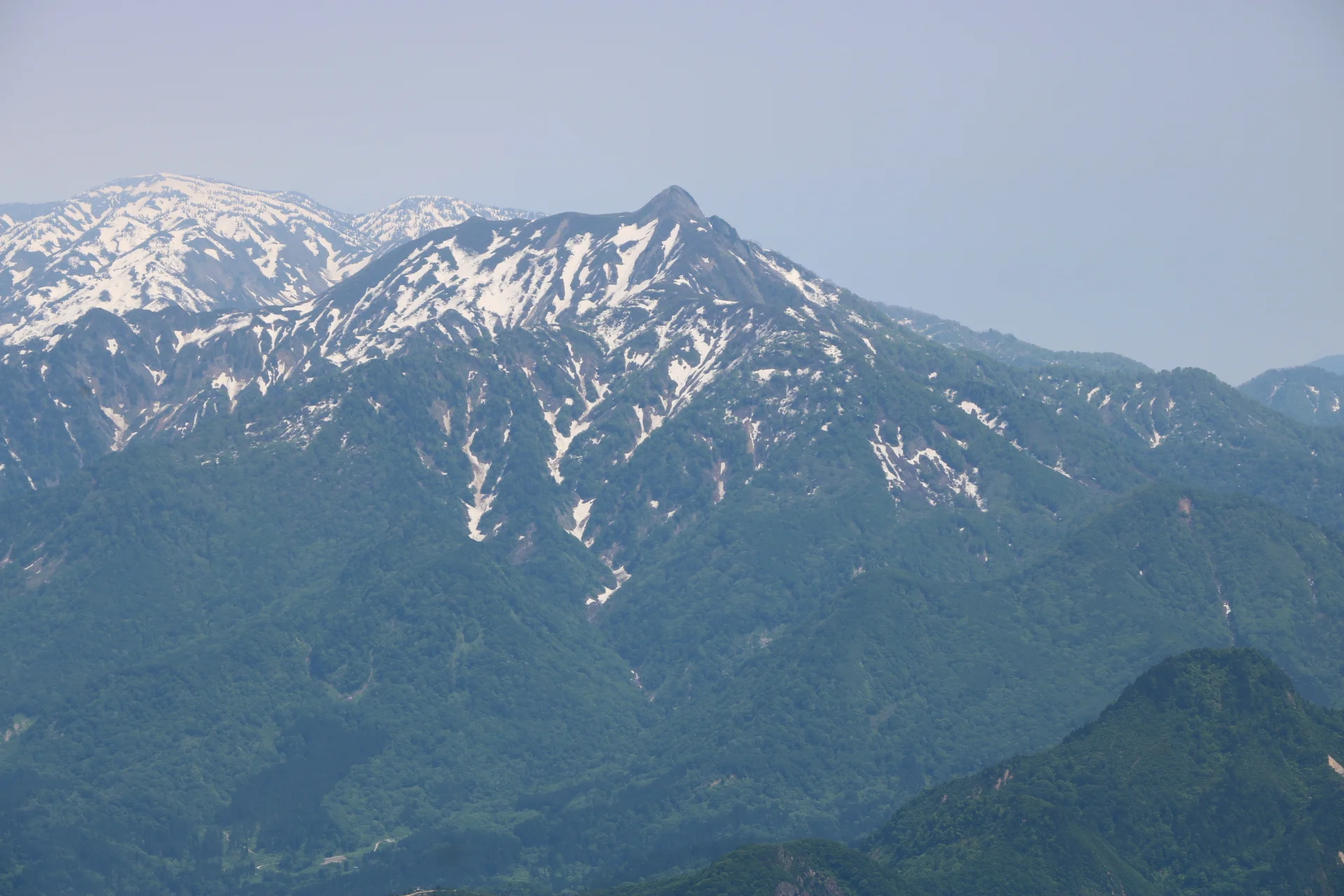 小谷温泉周辺の山域・明星山から望む雨飾山
