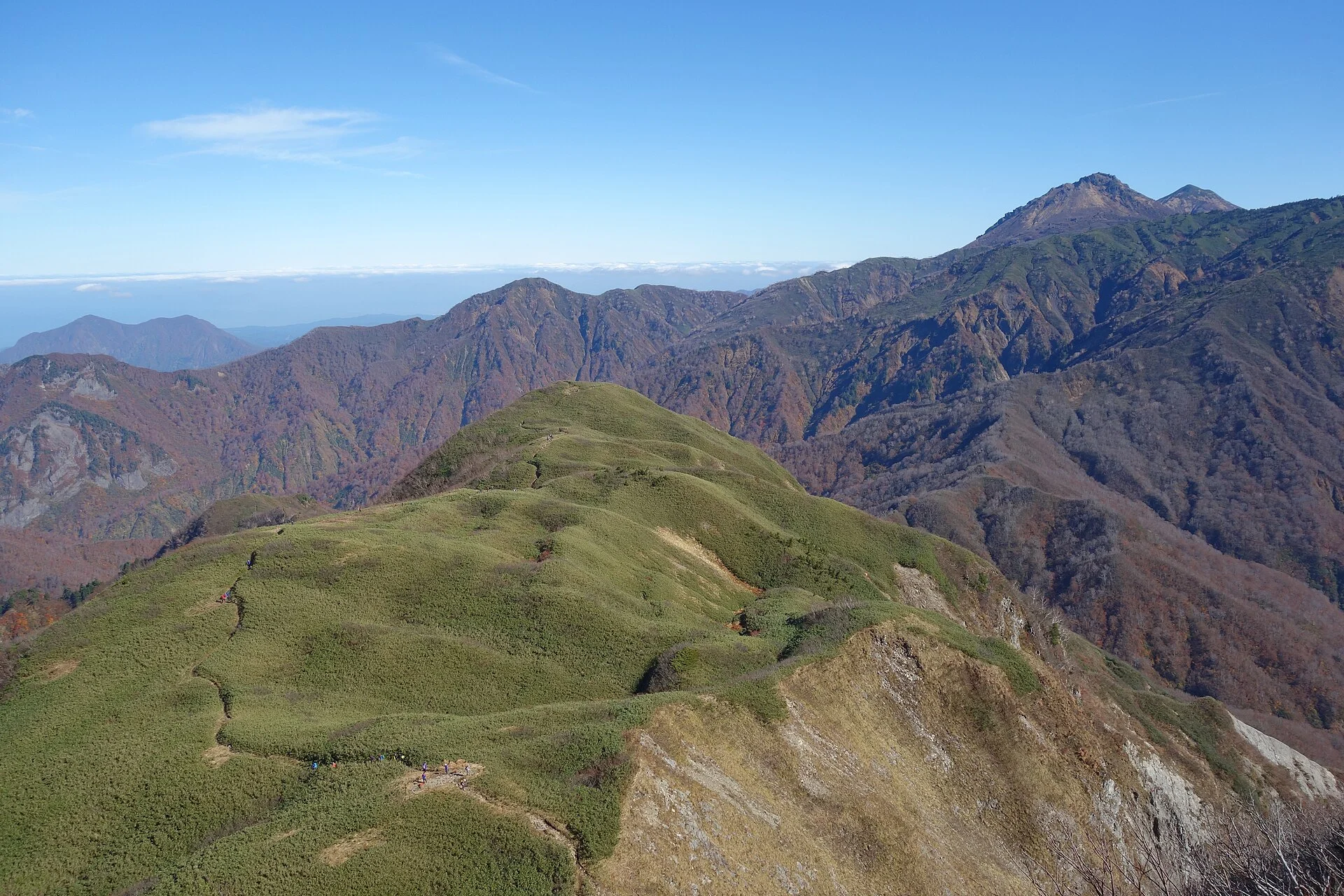 雨飾山・山頂付近から見下ろす登山道