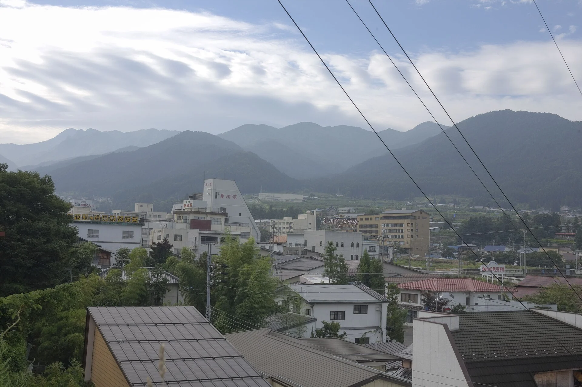 湯田中温泉・山並みを背にした温泉街