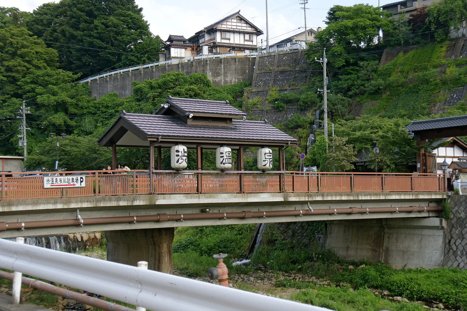 渋温泉・川を渡る橋と町並み