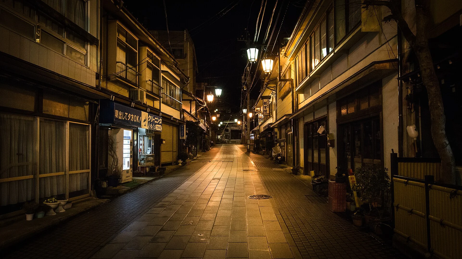 渋温泉・灯りが続く夜の石畳