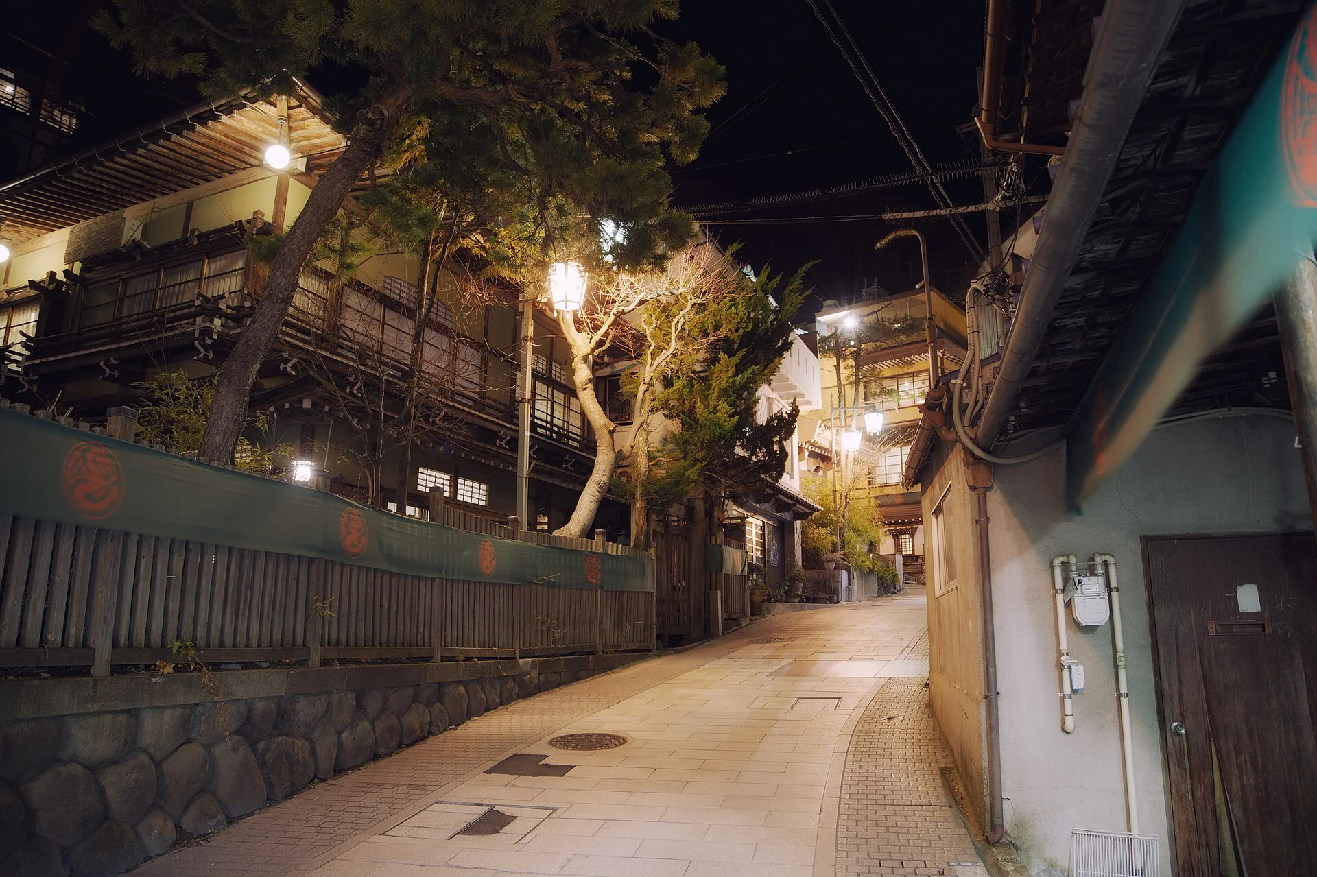 渋温泉・夜に浮かぶ木造湯宿