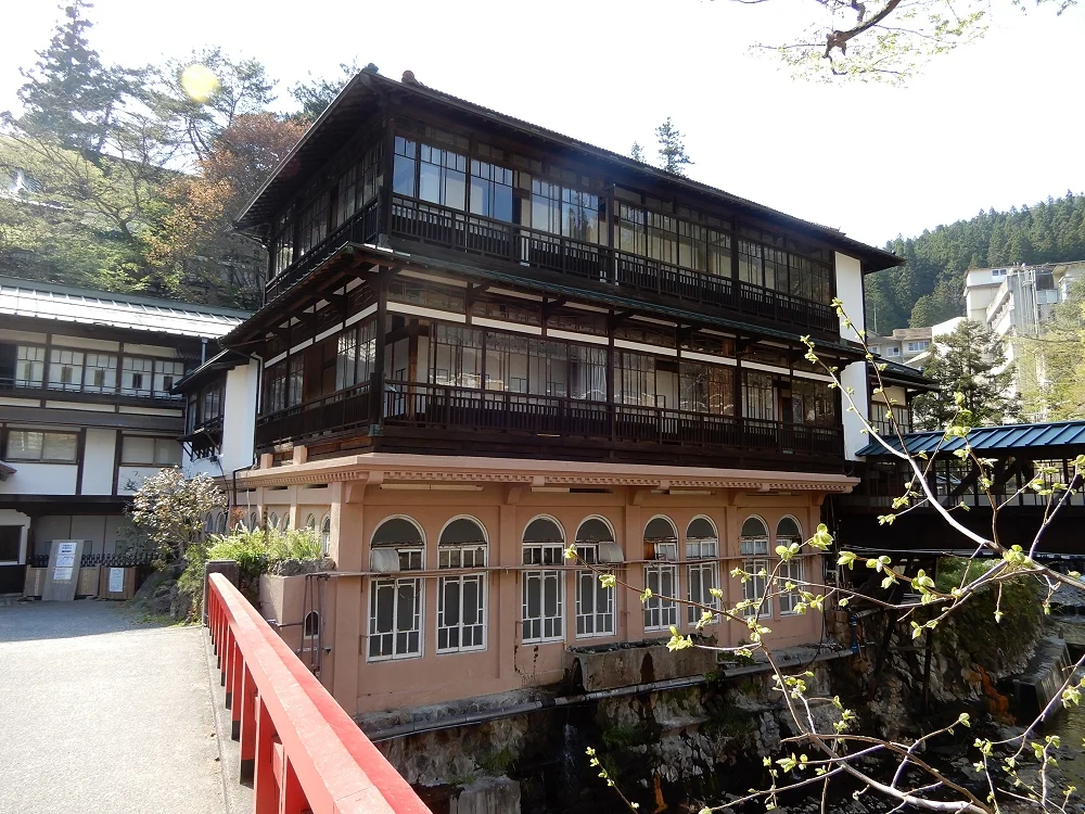 四万温泉・積善館本館と赤い橋