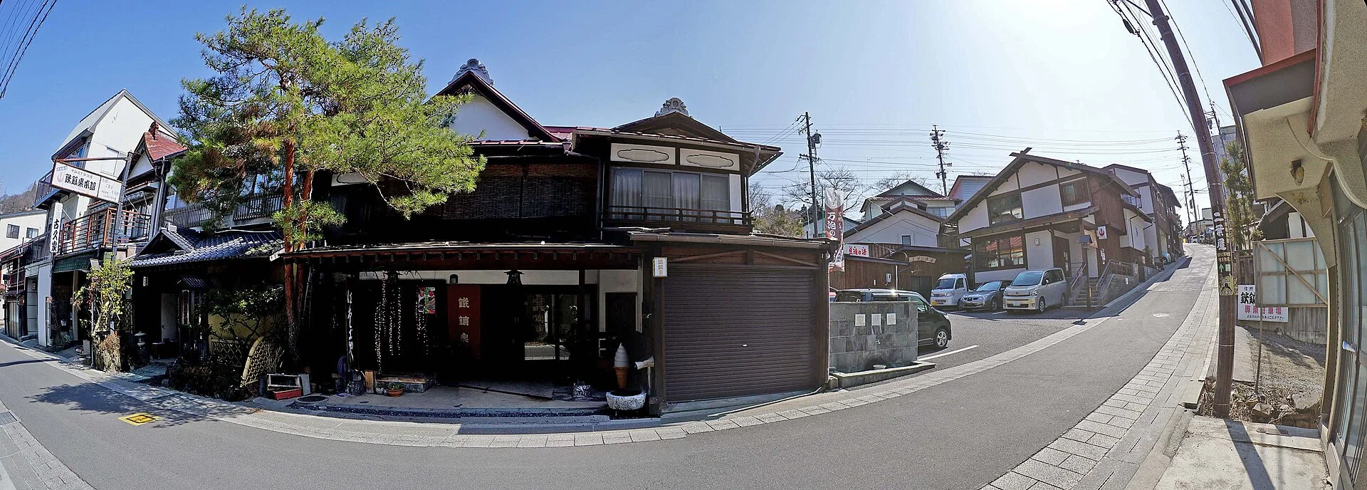 下諏訪温泉・鉄鉱泉本館の門構え