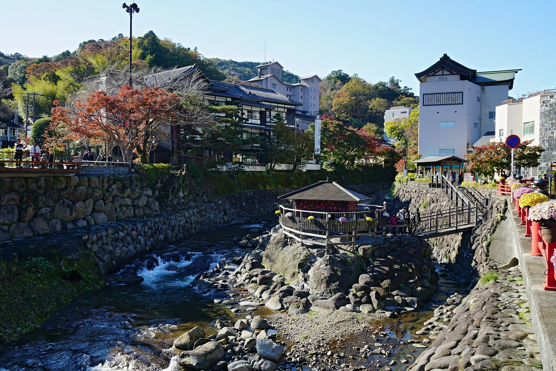 修善寺温泉・紅葉の桂川と河畔の建物