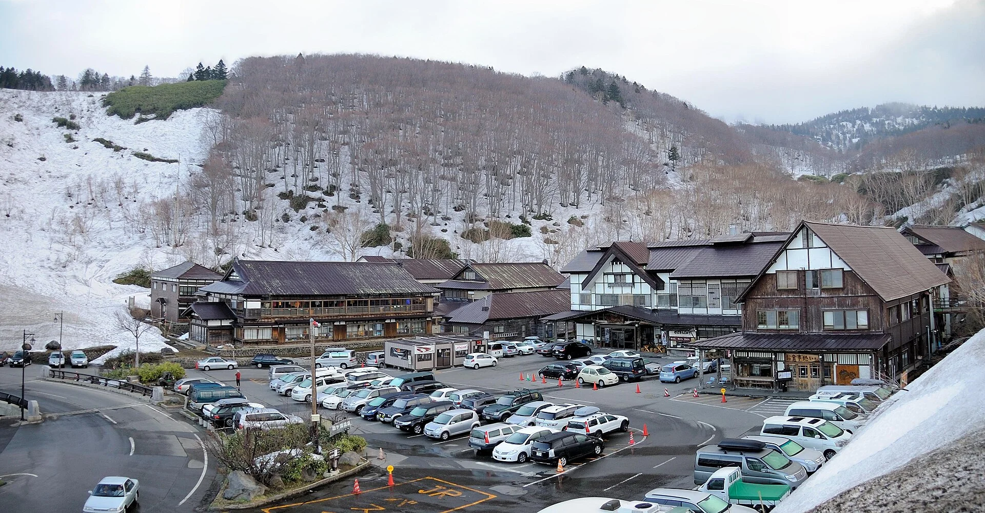 酸ヶ湯温泉・雪の中に広がる湯宿
