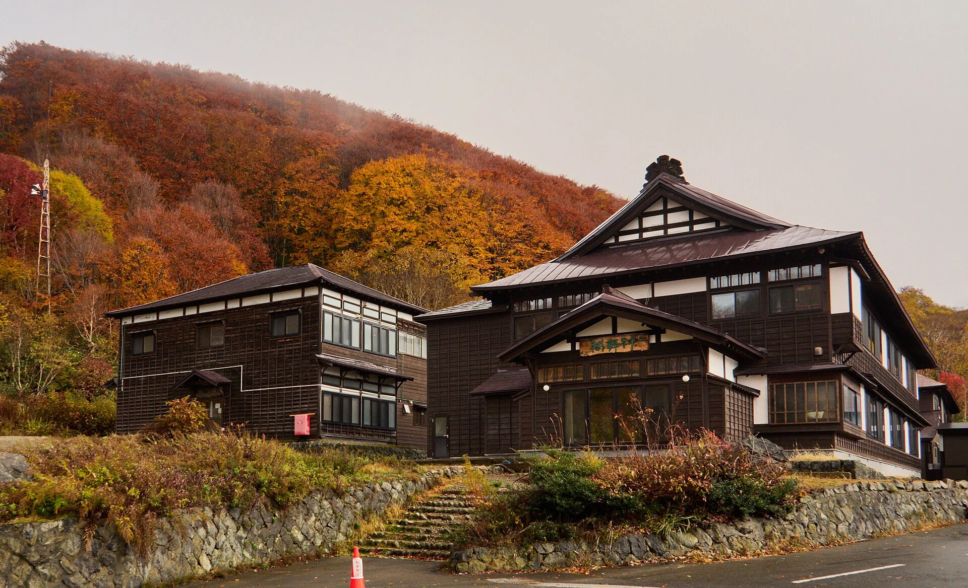 酸ヶ湯温泉・紅葉の八甲田山麓に立つ湯宿