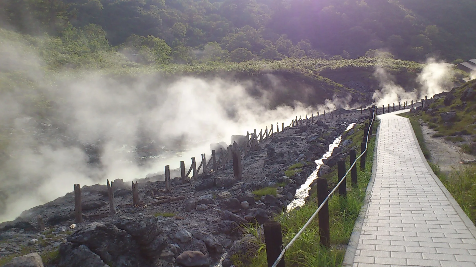 玉川温泉・木道沿いに立ちのぼる湯けむり