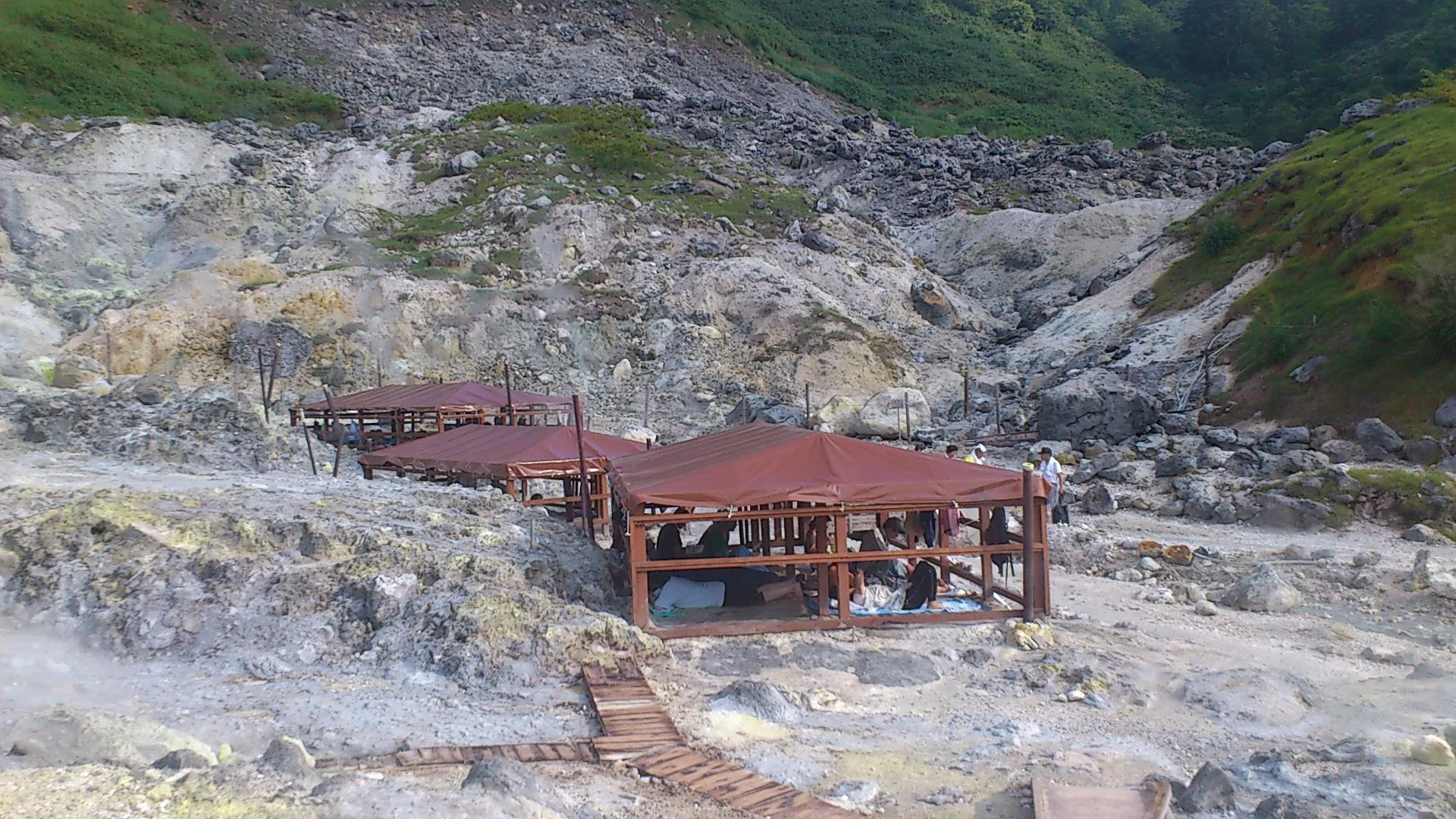 玉川温泉・岩場と湯治の風景