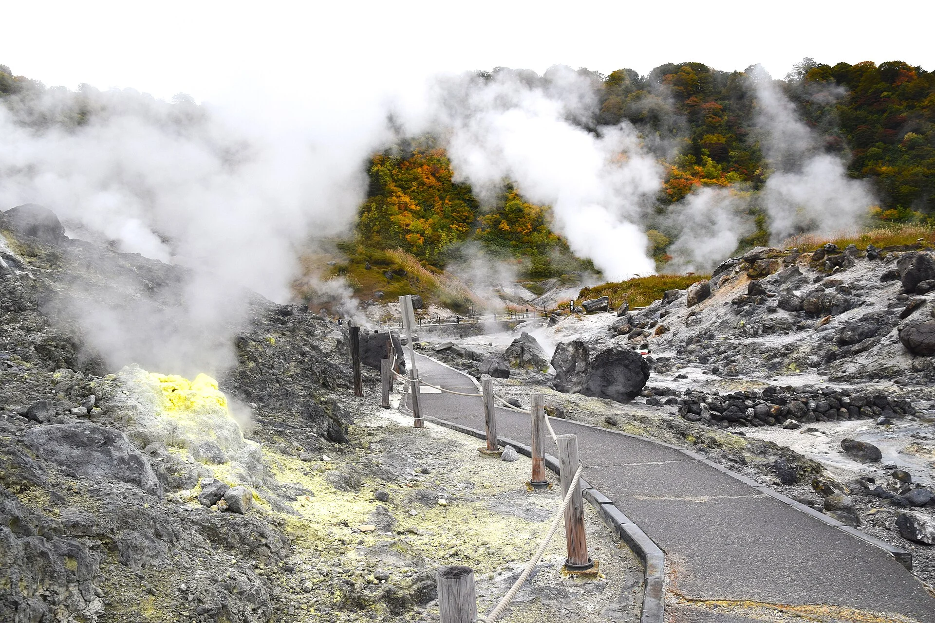 玉川温泉・散策路から眺める地熱の風景