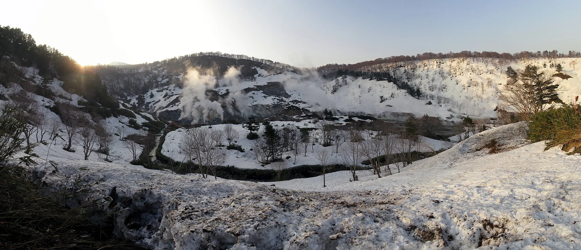 玉川温泉・湯けむりと雪に包まれた全景