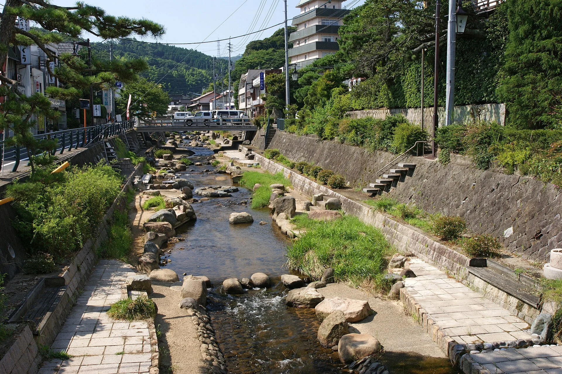 玉湯川の水辺と石の流れ