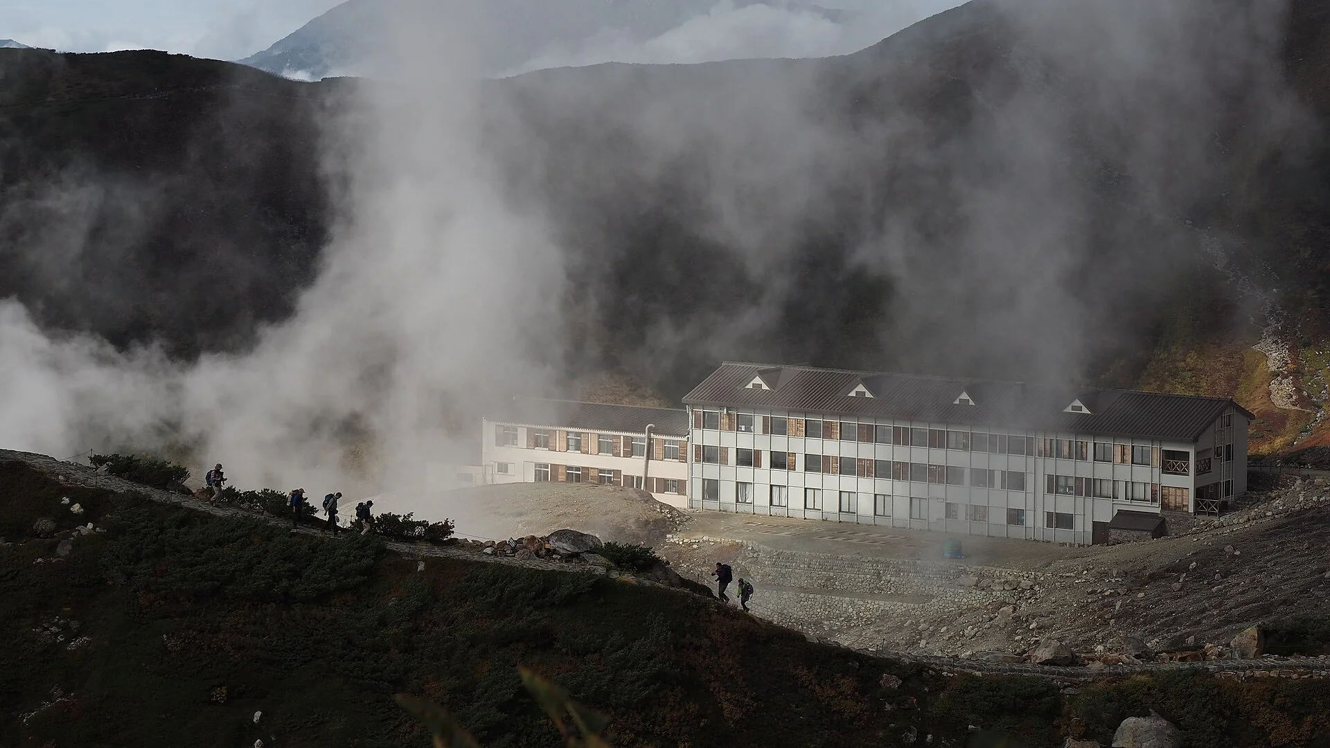 立山室堂・地獄谷の湯けむりと雷鳥荘