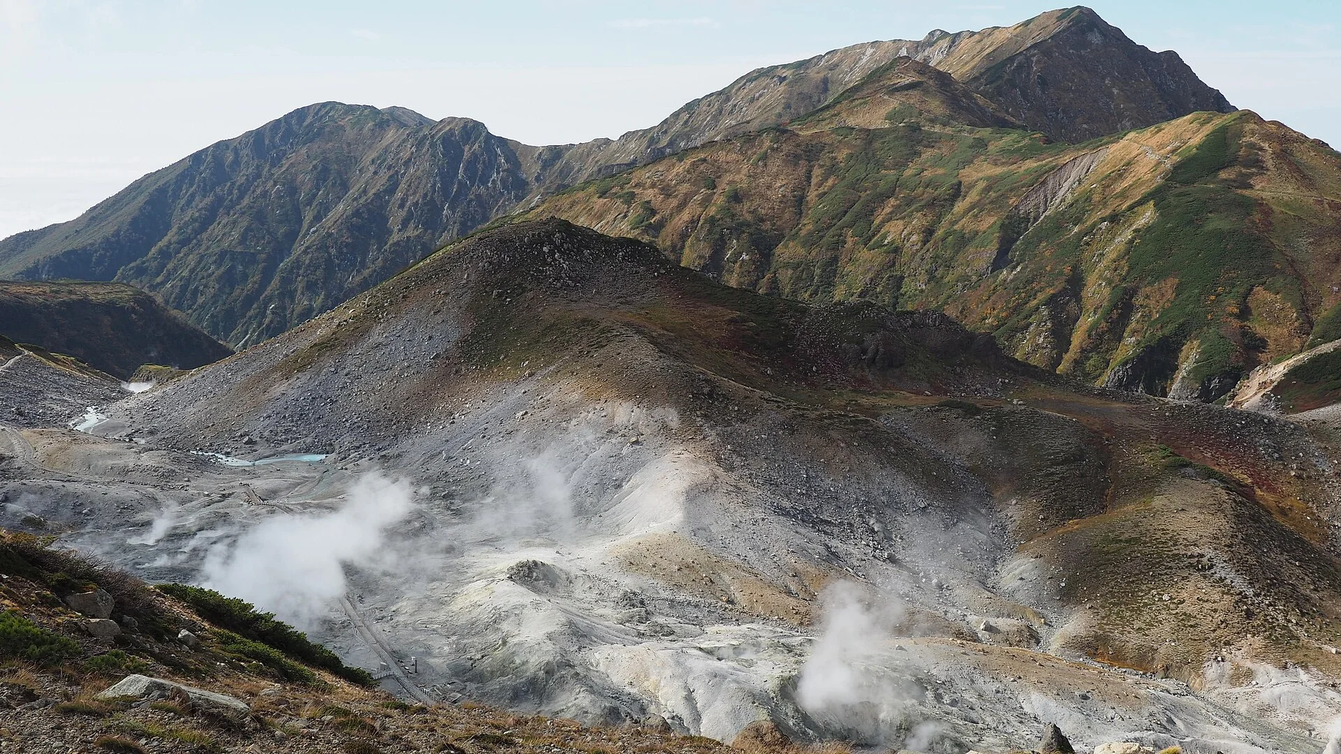 立山室堂・地獄谷と秋の山並み