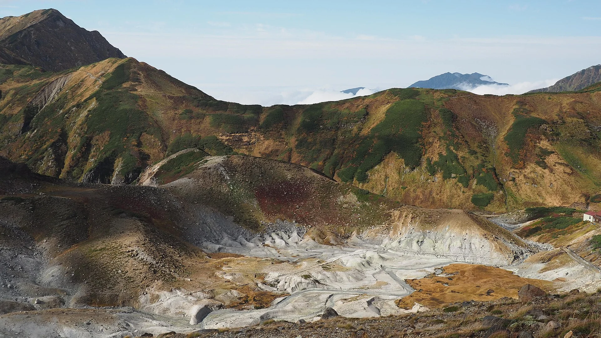 立山室堂・地獄谷を見下ろす風景