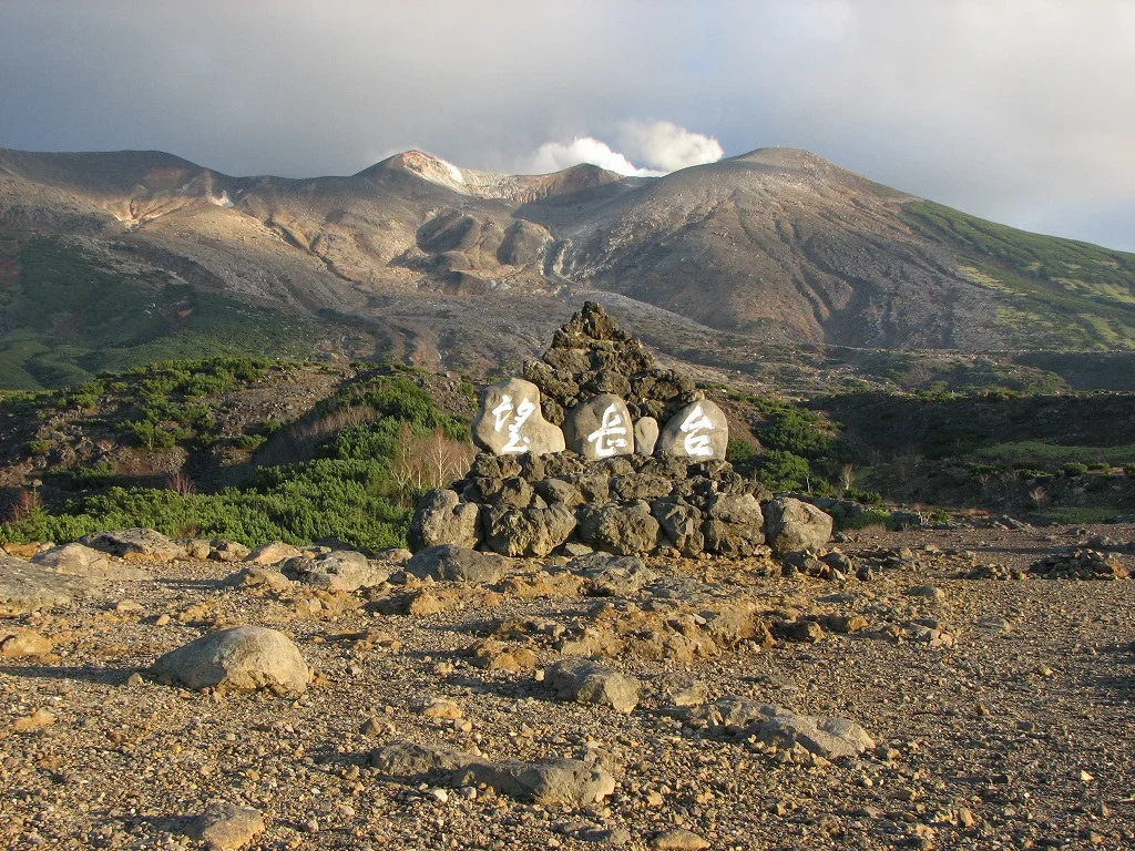 十勝岳望岳台・山肌と湯けむりの風景