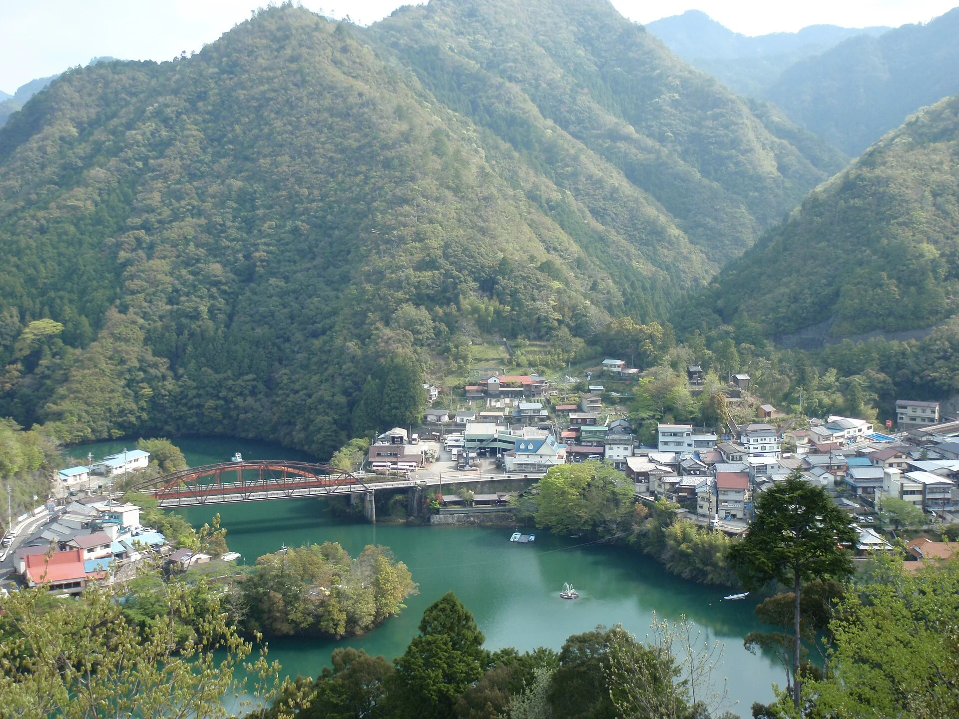 十津川温泉・二津野湖越しに望む湯の町