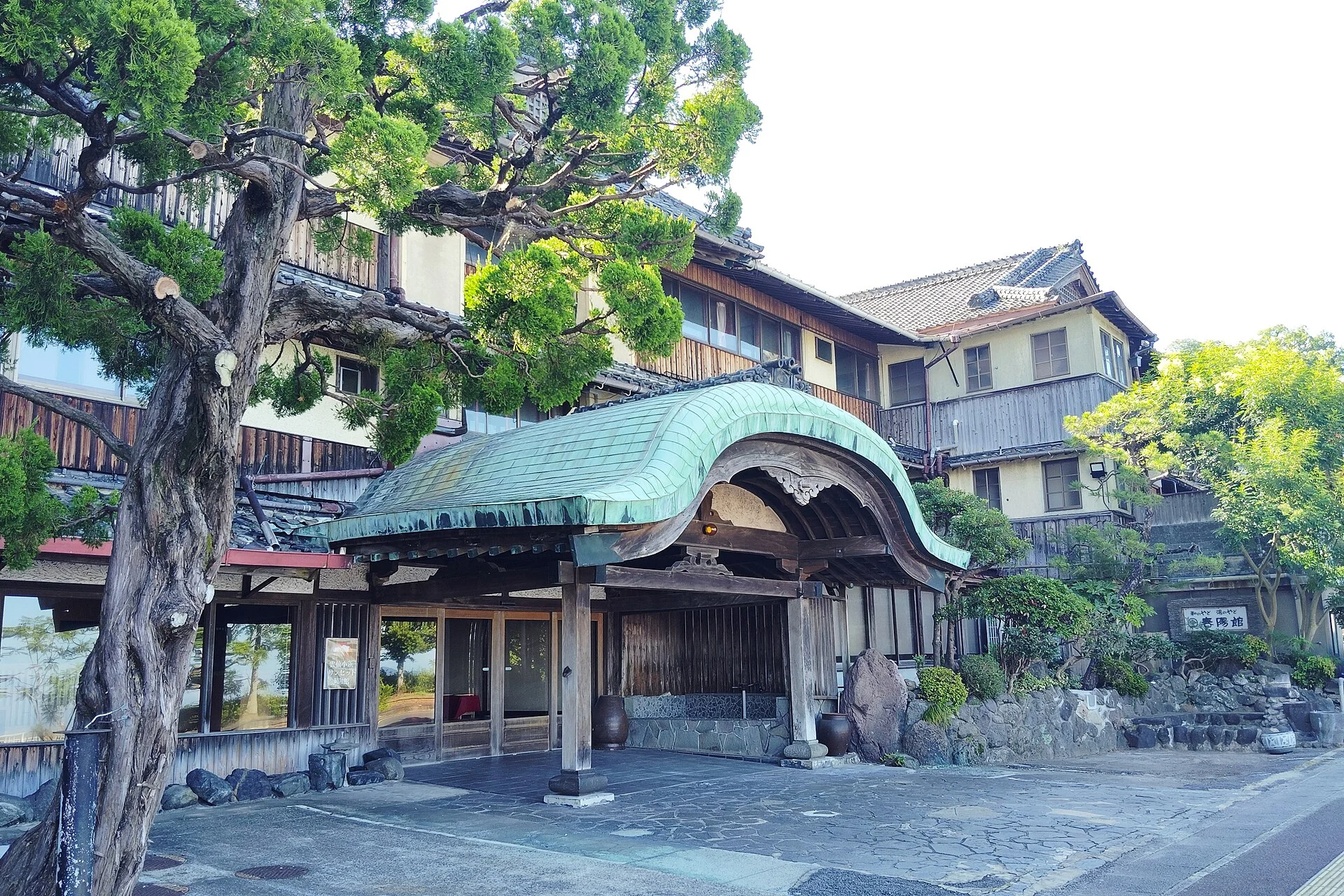 小浜温泉・旧春陽館の外観。2026年7月撮影
