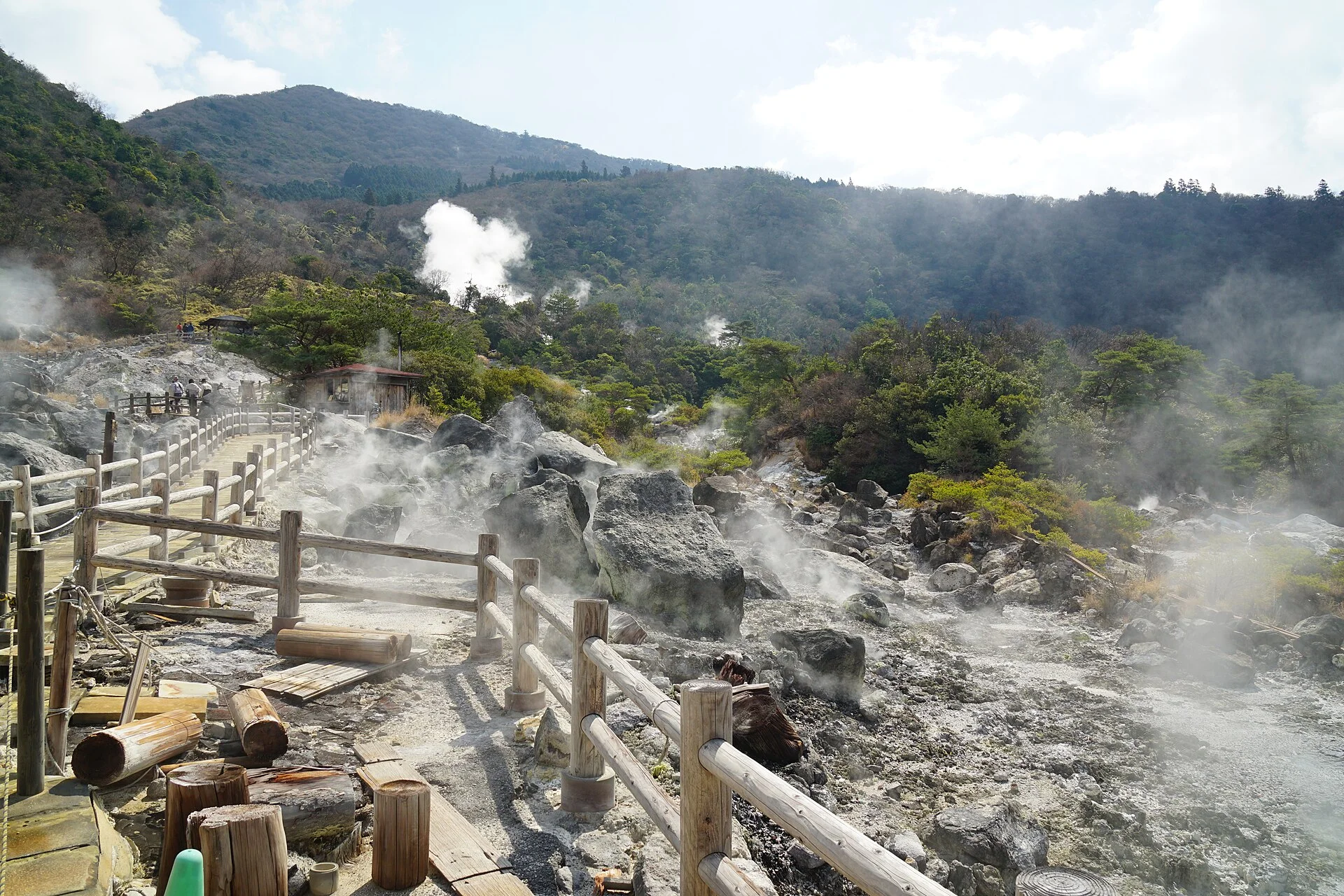 雲仙温泉・湯けむりの立つ雲仙地獄