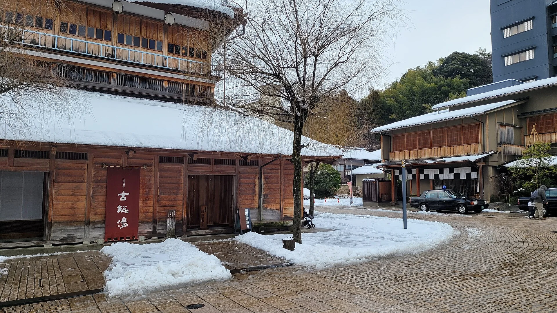 山代温泉・雪をまとった湯の町の建物
