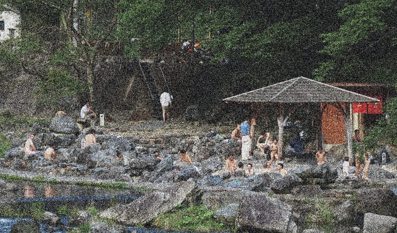 湯原温泉・川辺に湧く砂湯