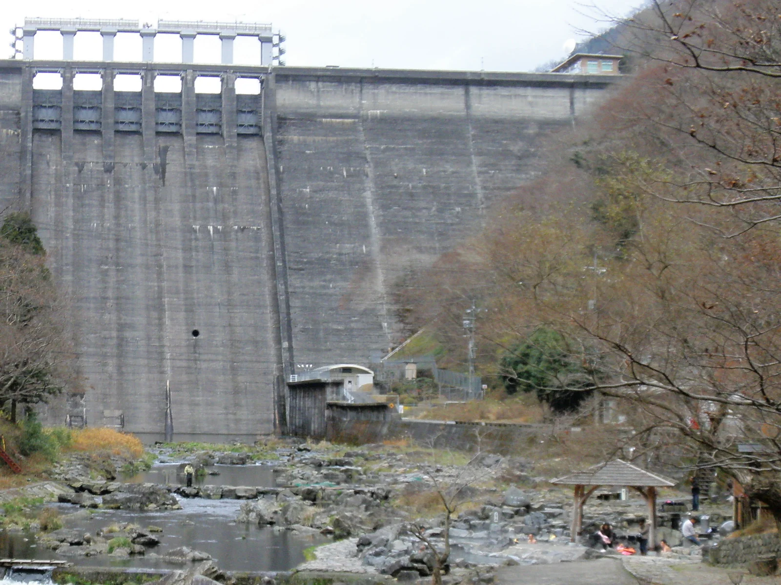 湯原温泉・ダムの堰堤と砂湯の風景