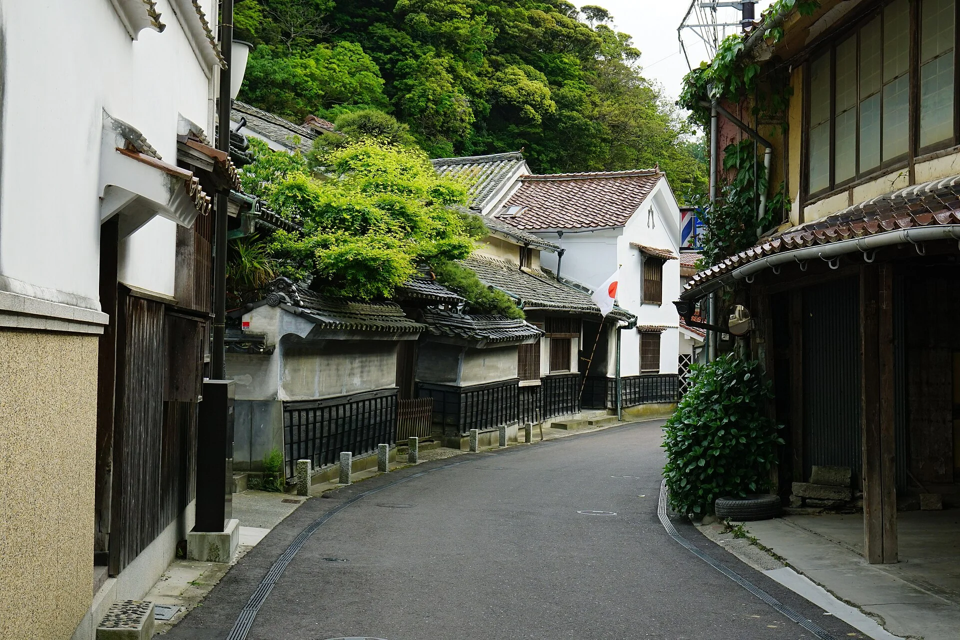 温泉津温泉・瓦屋根と路地の町並み