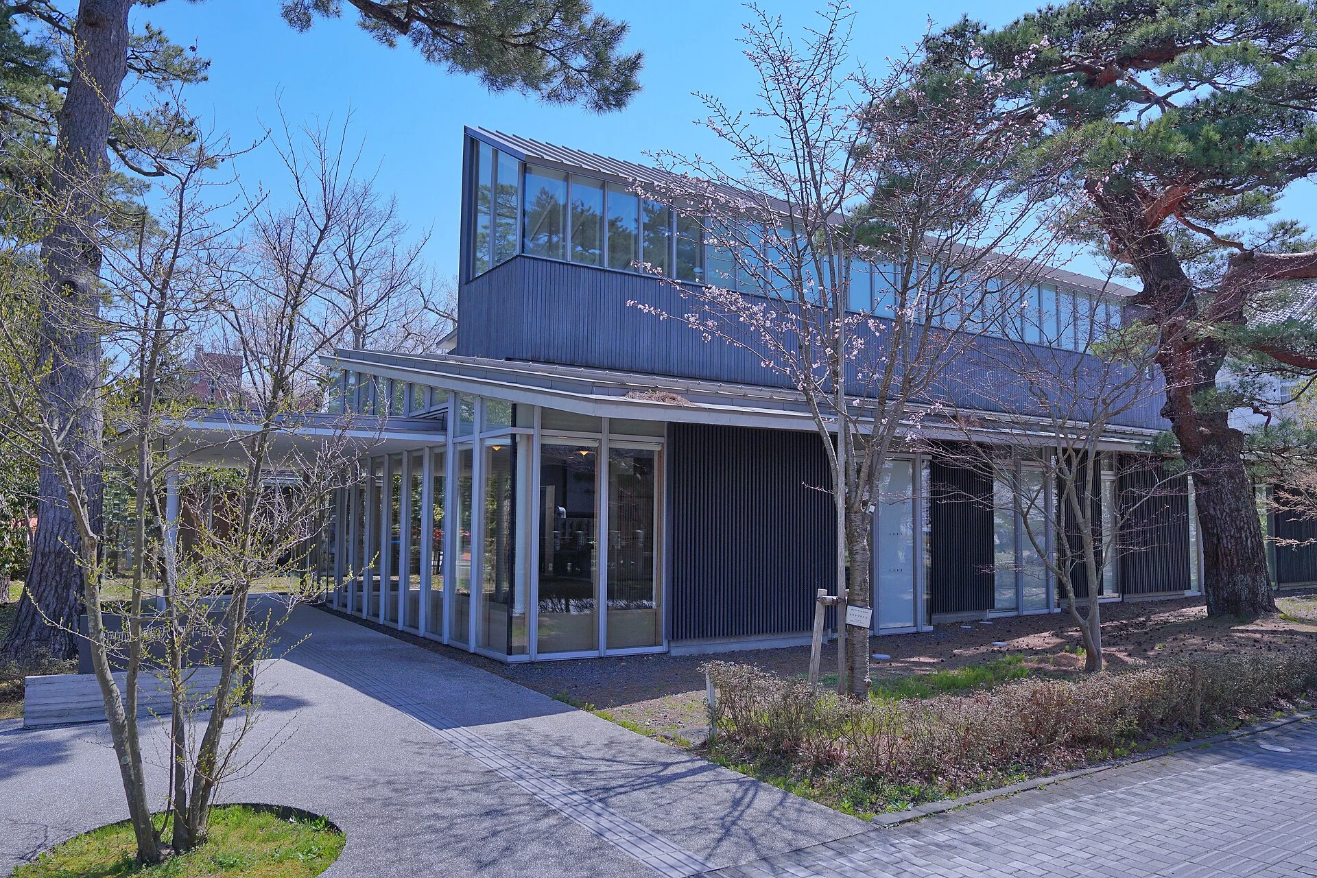 鶴岡市街の藤沢周平記念館。湯田川を含む庄内ゆかりの文学を訪ねる拠点