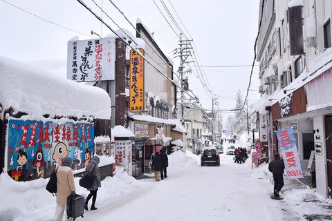 新潟県妙高市・積雪期の赤倉温泉の町並み