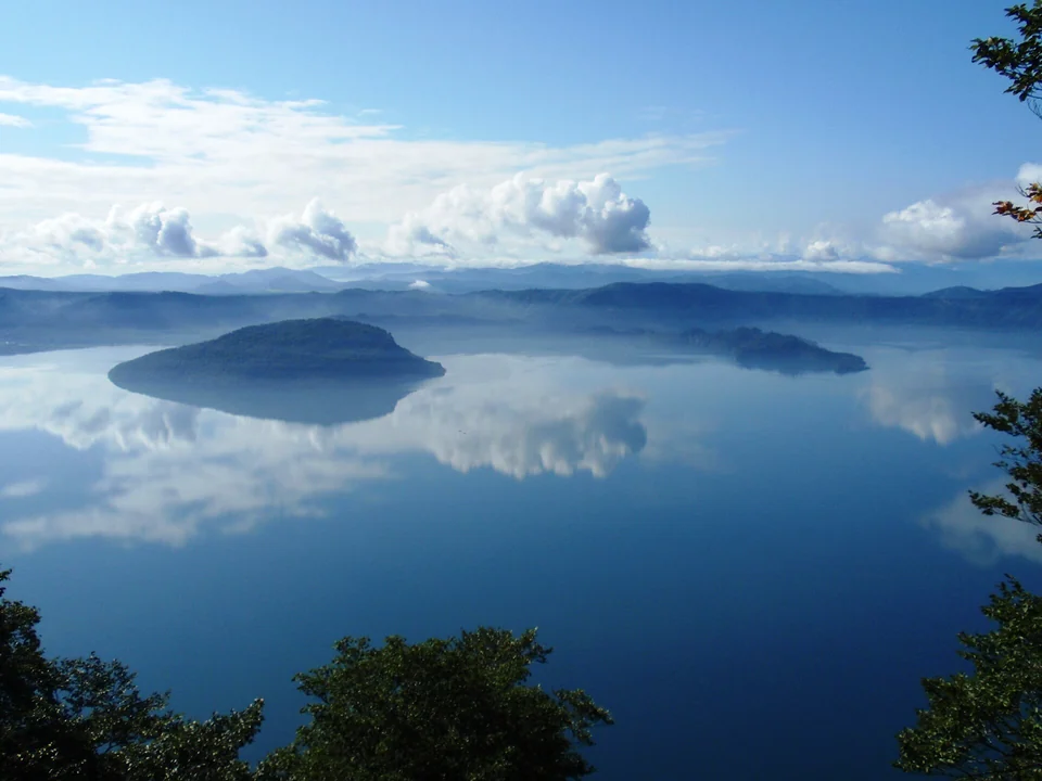 御鼻部山から望む十和田湖(青森県)