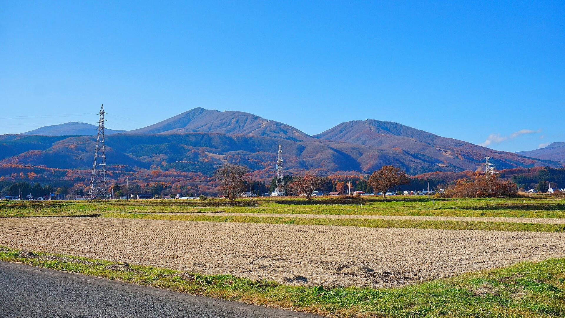 岩手県雫石町・高倉山と小高倉山の山並み