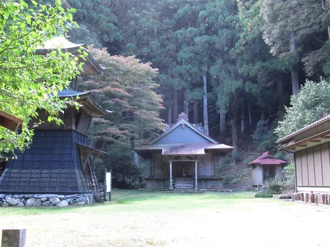 徳島県神山町・高根山悲願寺の境内