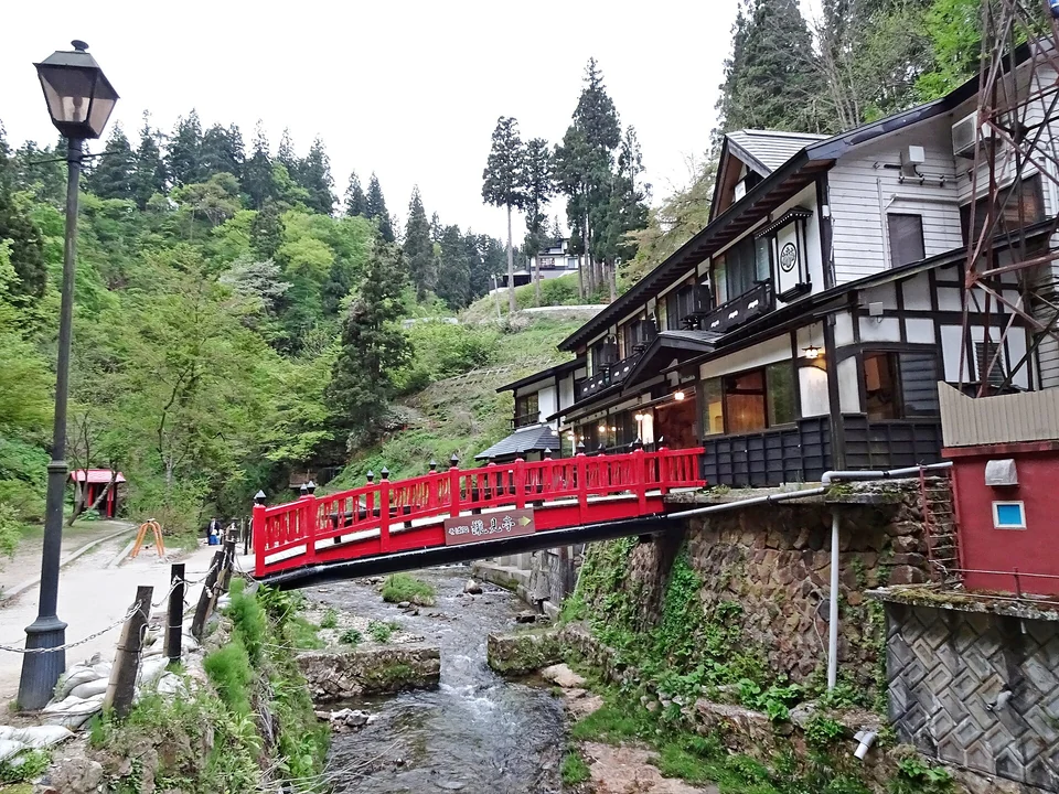 銀山温泉の滝見橋(山形県尾花沢市)