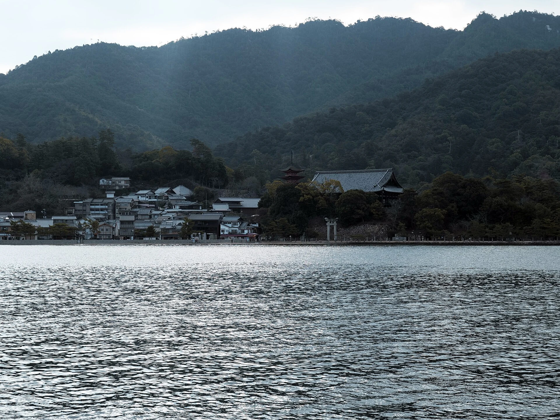広島県廿日市市・海上から望む宮島の海辺