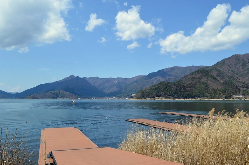 河口湖の湖畔(山梨県富士河口湖町)