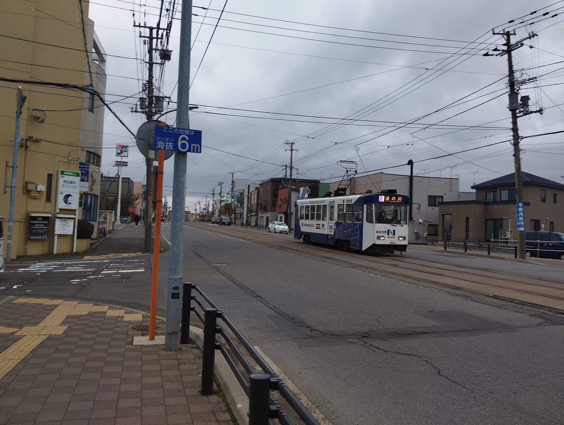 北海道函館市・駒場町から湯川町へ下る路面電車と市街地