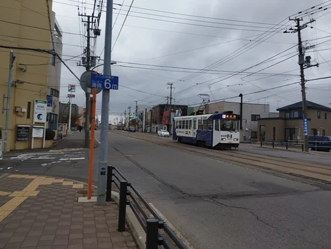 北海道函館市・駒場町から湯川町へ下る路面電車と市街地