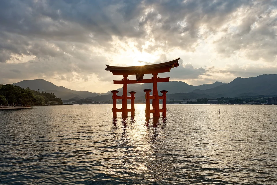 夕暮れの厳島神社・大鳥居(広島県廿日市市)