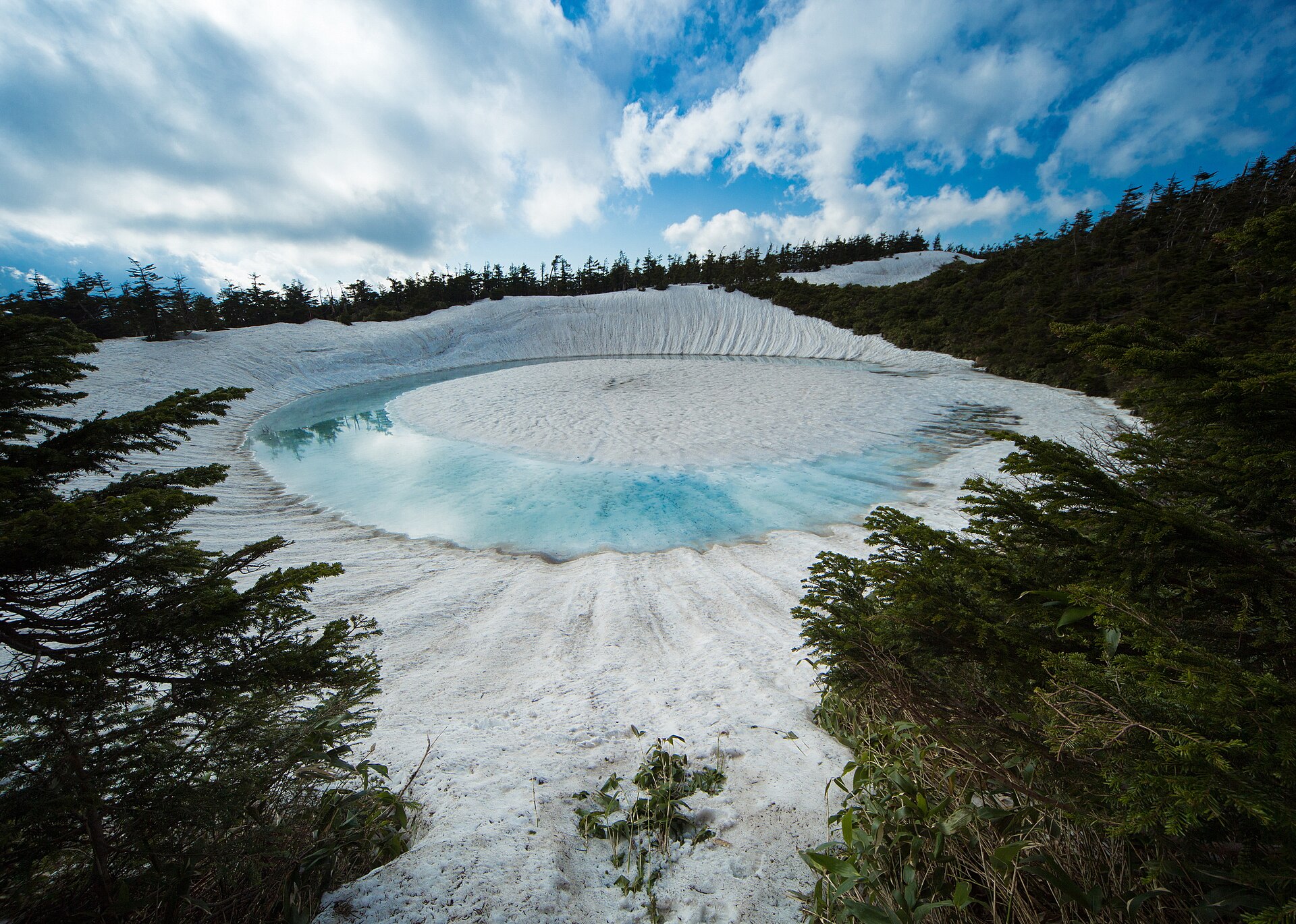 秋田県八幡平・雪解けの鏡沼に現れるドラゴンアイ