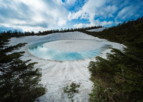 秋田県八幡平・雪解けの鏡沼に現れるドラゴンアイ