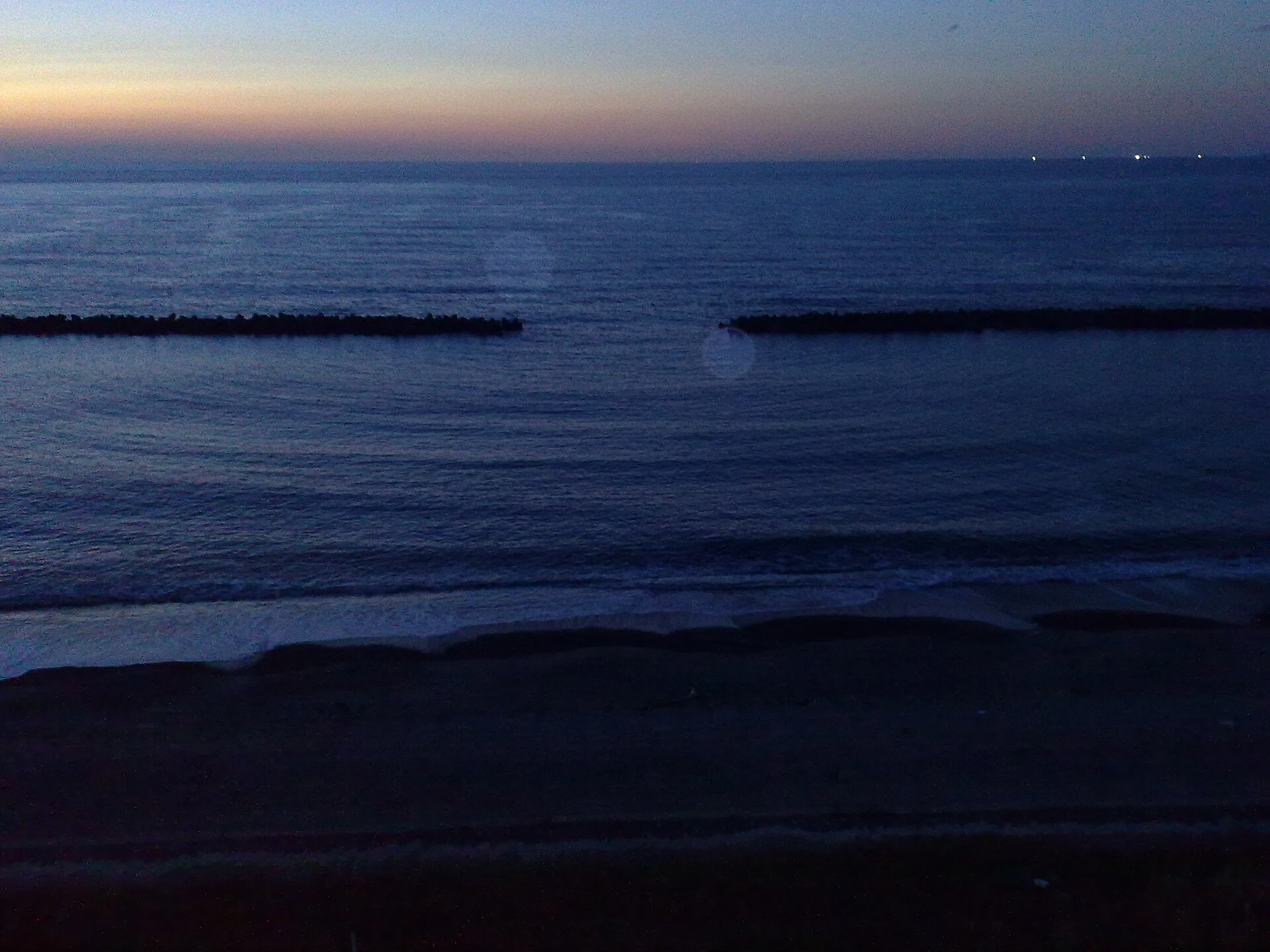 新潟県村上市・夕暮れの瀬波海岸